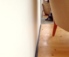 Как можно красиво обойтись без напольных плинтусов